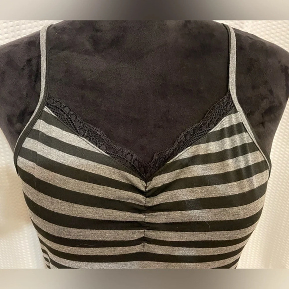 Romwe Black & Gray Lace Trimmed Tank Top Size 8/10 NWT - Picture 3 of 9
